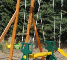 Aire de jeux pour les loulous terminée. Reste à choisir le revêtement de sol entre des dalles en caoutchouc, des copeaux de bois ou de la fausse herbe...