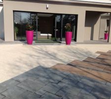 Entr&eacute;e maison avec cheminement et b&eacute;ton d&eacute;sactiv&eacute;