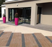 Entr&eacute;e avec cheminement ext&eacute;rieur et vue sur Spa