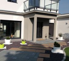 Entrée avec cheminement extérieur et vue sur séjour