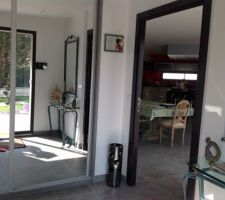 Entr&eacute;e SAS avec placard et vue sur SAM