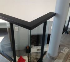 Vue depuis la mezzanine surplombant le s&eacute;jour