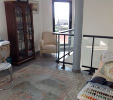 Vue depuis la mezzanine surplombant le s&eacute;jour