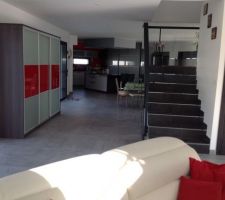 Vue depuis le s&eacute;jour en direction de la cuisine avec escalier central et garde-corps