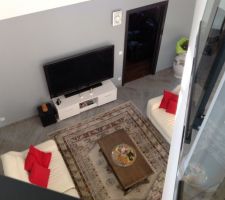 Vue depuis la mezzanine surplombant le s&eacute;jour