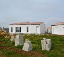 L'enduit de la maison est en cours ! ainsi que le muret de gauche.