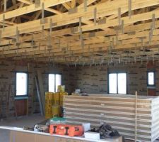 Isolation des murs GR 32 / 10 cm
mise en place des suspentes pour le plafond