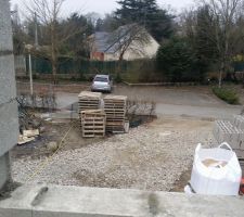 A l'&eacute;tage, depuis une chambre donne vue sur l'entr&eacute;e
