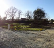 Le terrain nu, on voit bien le d&eacute;nivel&eacute;. Il y a 1,25m entre le point le plus haut et le plus bas de la maison.