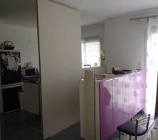 Pose d'une cloison pour séparer la cuisine de la salle à manger