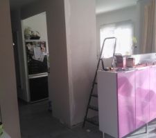 Pose d'une cloison pour séparer la cuisine de la salle à manger