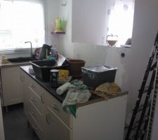 Pose d'une cloison pour séparer la cuisine de la salle à manger