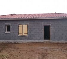 Volets en bois à peindre en beige