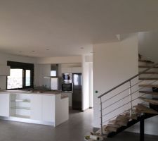 Cuisine, escalier, salon