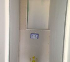 Coffrage toilettes suspendus en haut