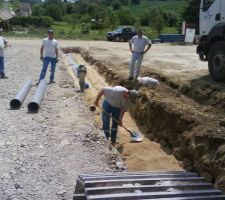 Mise en place du sable dans les fouilles