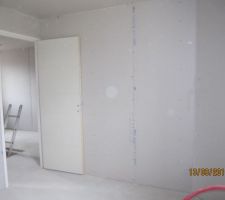 Chambre 3, avec une petite vue sur l'espace mezzanine.