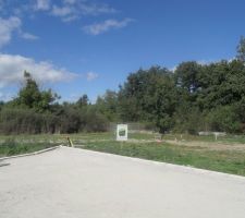 Le panneau !! le lotissement &eacute;tait en cours de cr&eacute;ation. On voit toujours les trois tonnes d'arbres a enlev&eacute;es au fond !