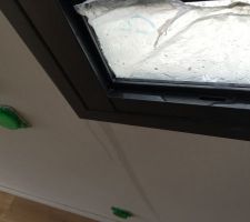 Infiltration dans la chambre parentale en R 1, au niveau de la jalousie.
problème d'étanchéité sur la pose de la jalousie