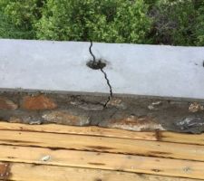 Fissuration du mur de soutènement à l'angle ravine-mer