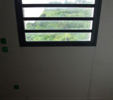 Infiltration dans la chambre parentale en R 1, ai niveau de la jalousie. Infiltration du parquet de la chambre