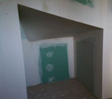 Le placard sous escalier avec du platre tradi