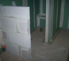 La cloison de séparation en Siporex entre les WC et la douche à l'italienne.