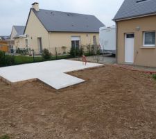 Dalles béton fini pour l'abris de jardin