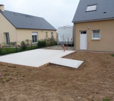 Dalles béton fini pour l'abris de jardin