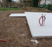 Dalles béton fini pour l'abris de jardin