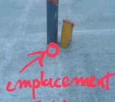 Voil&agrave;, la gaine jaune(qui est l'arriv&eacute;e dd'eau?) Devrait &ecirc;tre derri&egrave;re le tuyau d'&eacute;vacuation. ..... bour&eacute; le ma&ccedil;on?