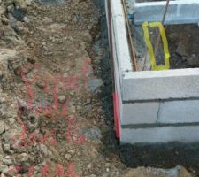 Les derniers blocs de la fa&ccedil;ade sont limite sur la fondation...