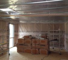 Fourrures mises en place pour le plafond de l'étage