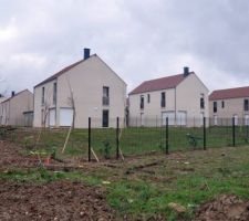 Voila plusieurs mois, que ce forum est inactif mais grâce à ForumConstruire, beaucoup des futurs co-propriétaires se sont retrouvés et on pu échanger et surtout sympathiser. 

Le chantier avance à grand pas. Les Maisons seront livrées dès le moi prochain (en Avril 2015 comme prévu).