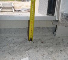 Voici un gros plan sur la dalle cot&eacute; porte d'entr&eacute;e. (m&egrave;tre cot&eacute; rabot&eacute;) Apr&egrave;s rabotage on est &agrave; peu pr&eacute;s &agrave; 11.5 cm de r&eacute;serve pour le TMS plancher chauffant chape. (r&eacute;serve r&eacute;glementaire =12 au d&eacute;part). On peut aussi voir sur les photos, les asp&eacute;rit&eacute;s et le probl&egrave;me de plan&eacute;it&eacute; que &ccedil;a pose.