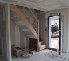 Voici un gros plan sur la dalle coté porte d'entrée. Après rabotage on est à peu prés à 11.5 cm de réserve pour le TMS plancher chauffant chape. (réserve réglementaire =12 au départ). On peut aussi voir sur les photos, les aspérités et le problème de planéité que ça pose.