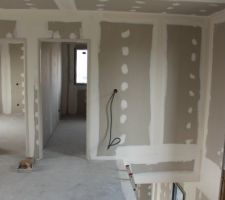 L'étage: le palier avec accès chambres 1 et 2