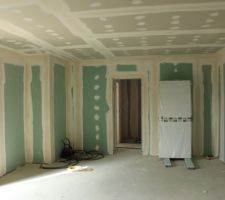 Le garage - accès au cellier