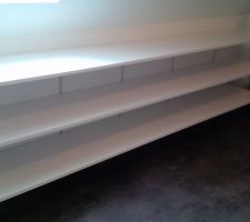 Étagères installées dans la salle de bain, 3 X 2,5 M de linéaire... il faut bien ça ! Plus tard nous mettrons des portes coulissantes.