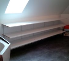 Étagères installées dans la salle de bain, 3 X 2,5 M de linéaire... il faut bien ça ! Plus tard nous mettrons des portes coulissantes.