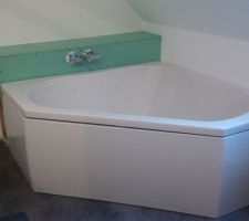 Baignoire &agrave; son emplacement d&eacute;finitif, la robinetterie est install&eacute;e et branch&eacute;e, ip me reste &agrave; mettre de niveau et finir les &eacute;vacuations.