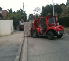 Livraison hourdis et parpaings avec un engin tout terrain.