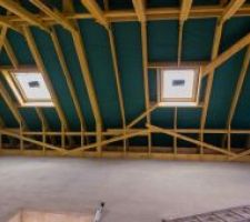 Etage, vue depuis fronton. Velux salle de bain et chambre 2. Fenêtre à droite de la salle d'eau de la suite parentale
