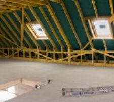 Etage, vue depuis fronton. Velux salle de bain et chambre 2. Fenêtre à droite de la salle d'eau de la suite parentale