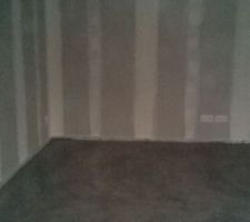 Chape traditionnelle au dessus du plancher chauffant - au niveau salon, on espère que le plombier a bien réalisé la réserve au niveau du plancher chauffant pour le poêle à bois