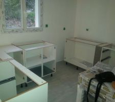 Montage des caissons de la cuisine en cours!!!