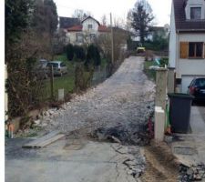 Terrassement de la maison... Un peu tendu avec l'&eacute;tat du trottoir...