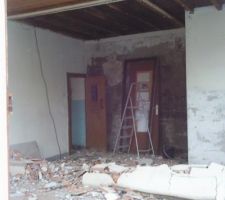 Dans la future salle de bains, le mur est écroulé avant démolition de la dalle.