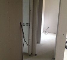 Couloir donnant a gauche sur la chambre parentale en face le bureau.