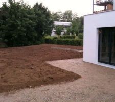 Préparation du jardin avec l'emplacement de la terrasse